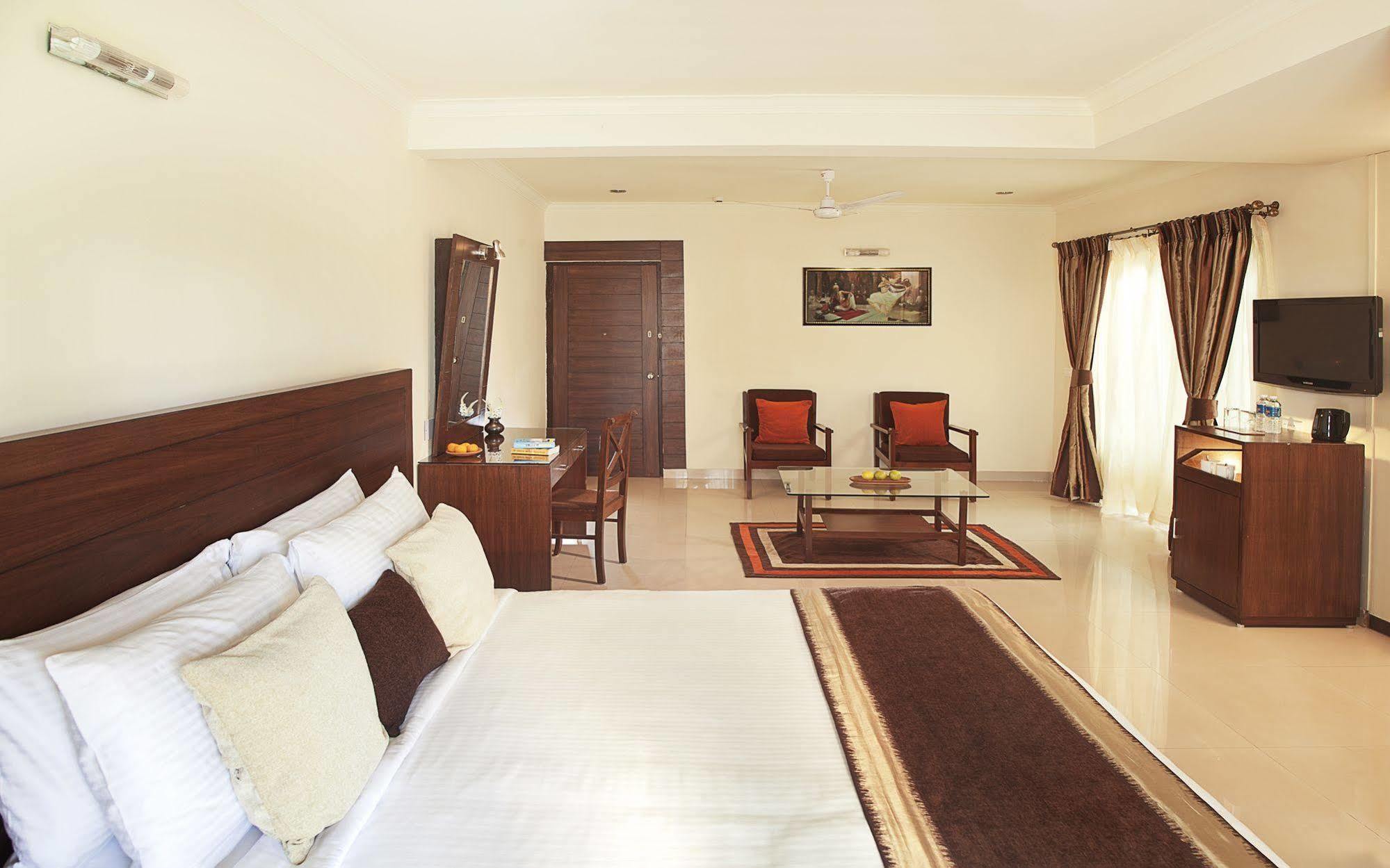 Crystal By Morpho, Goa Villagio Resort Betalbatim Bagian luar foto